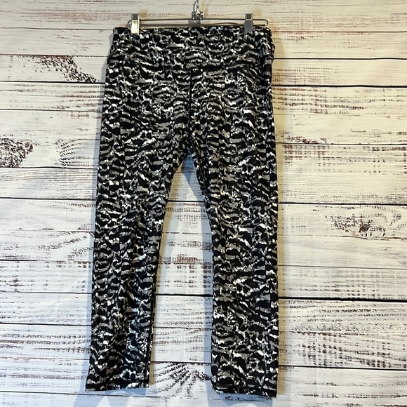 Fabletics Cropped‎ Tiger Print Leggings Size S - Picture 1 of 5